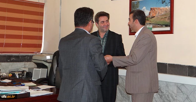 دکتر محمودلو در مراسم تقدیر از مسئولان روابط عمومی بیان کرد:

روابط عمومی چشم سازمان است
 4