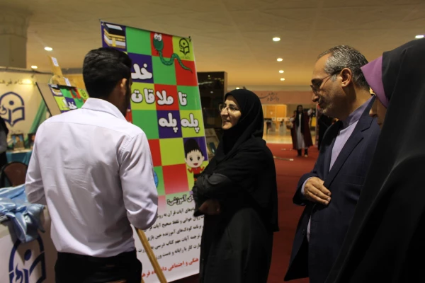 با حضور دکترطاهری نیا در غرفه دانشگاه فرهنگیان