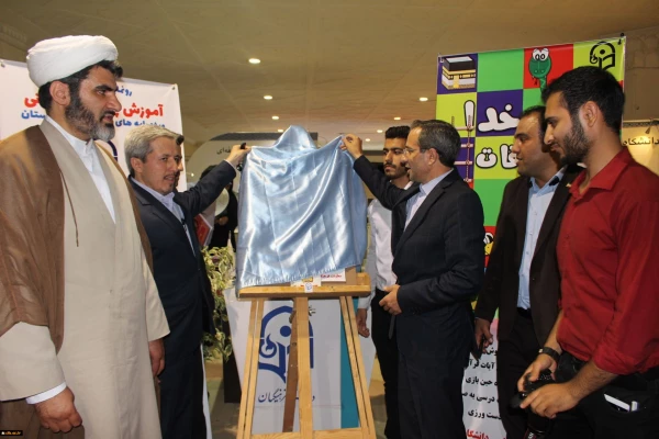 معاون پژوهش و فناوری دانشگاه فرهنگیان در بازدید از غرفه دانشگاه فرهنگیان در بیست و ششمین نمایشگاه بین المللی قرآن کریم:

مجموعه کارهای فرهنگی در حوزه ی تربیت، قرآن محور باشد 4