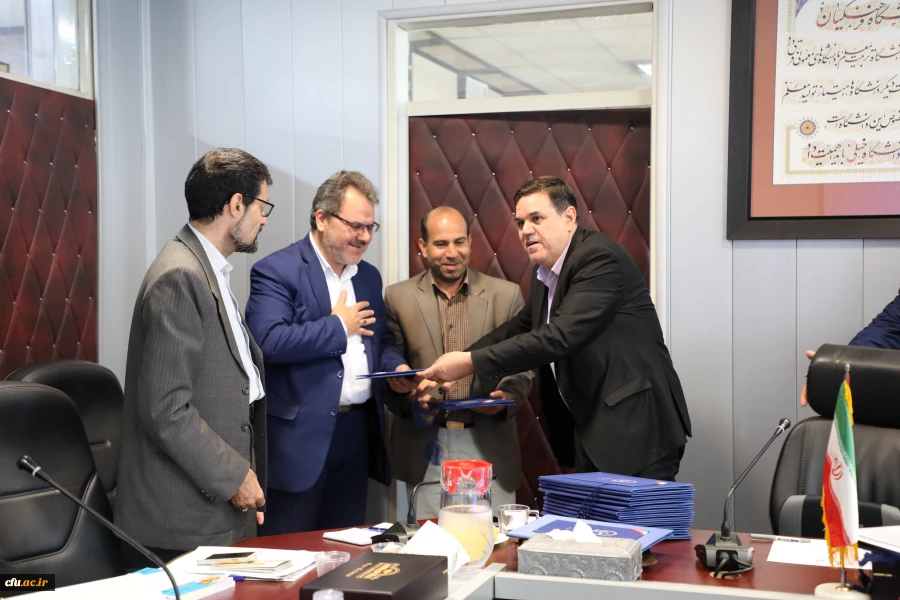 دکتر خنیفر در  اولین جلسه شورای عالی سیاستگذاری یکصدمین سال تاسیس تربیت معلم در ایران مطرح کرد:

باید با تحلیل و آسیب شناسی پیشینه صد ساله تربیت معلم ایران، چشم انداز جامعی برای آینده ترسیم کرد 3