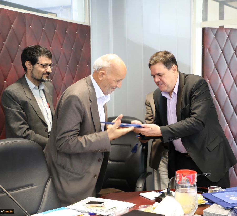 دکتر خنیفر در  اولین جلسه شورای عالی سیاستگذاری یکصدمین سال تاسیس تربیت معلم در ایران مطرح کرد:

باید با تحلیل و آسیب شناسی پیشینه صد ساله تربیت معلم ایران، چشم انداز جامعی برای آینده ترسیم کرد 2