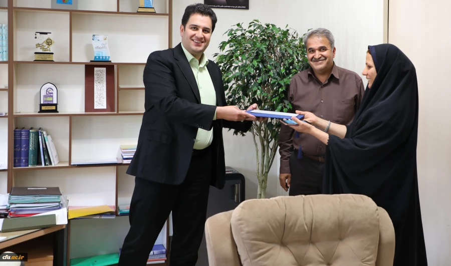 دکتر روشن دل معاون آموزشی و تحصیلات تکمیلی:
ورود دانشجو معلمان نخبه وعلاقه مند حرفه مقدس معلمی ،شرط اساسی درتحقق امرتربیت معلم فاخراست.