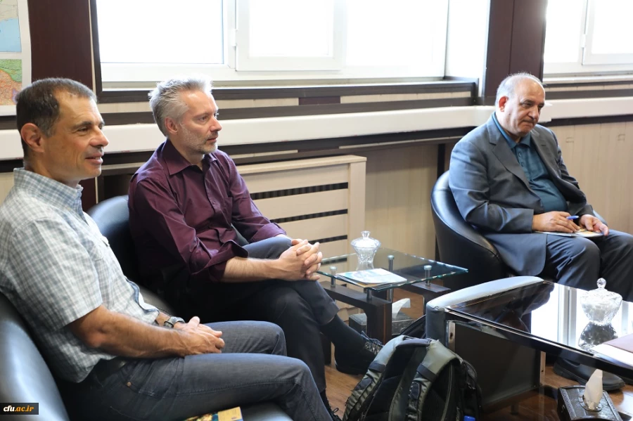 دکتر خنیفر در دیدار با اساتید دانشگاه های فرانسه:

ایران پیش از  میلاد و قبل از  اسلام نیز مراکز آموزشی و دانشگاه داشته است 2