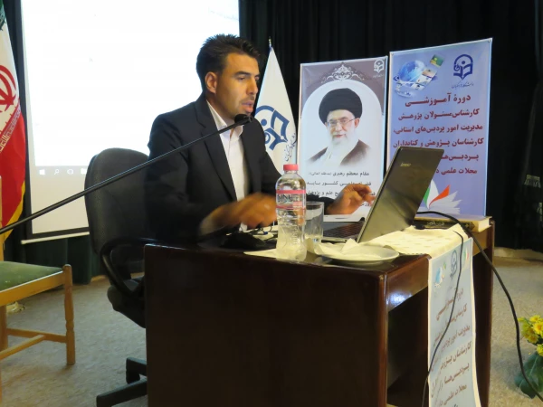 در دوره آموزشی کارشناسان پژوهش مطرح شده:

شیوه نامه های پژوهشی، شاخص اعتبار نشریات علمی، آشنایی با پایگاه های اطلاعاتی دانشگاه 7