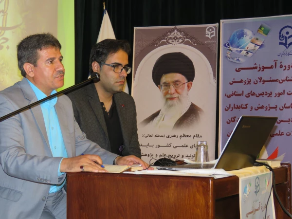 در دوره آموزشی کارشناسان پژوهش مطرح شده:

شیوه نامه های پژوهشی، شاخص اعتبار نشریات علمی، آشنایی با پایگاه های اطلاعاتی دانشگاه 5