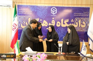 در پی برگزاری جلسه شورای مدیران کل حوزه معاونت دانشجویی از رابط روابط عمومی معاونت دانشجویی تجلیل شد