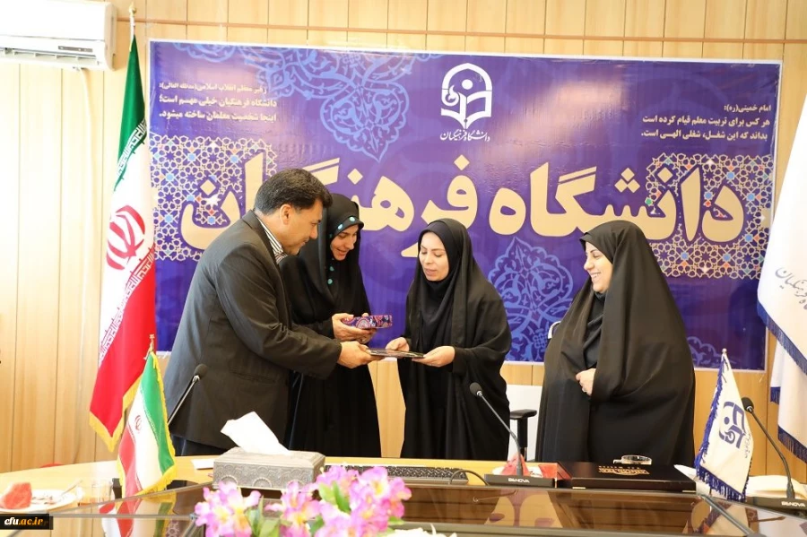 در پی برگزاری جلسه شورای مدیران کل حوزه معاونت دانشجویی از رابط روابط عمومی معاونت دانشجویی تجلیل شد