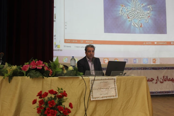 دکتر مصطفی عرب در دومین دوره توانمندسازی کارشناسان دانشجویی دانشگاه فرهنگیان همزمان با دهه کرامت عنوان کرد:
با تشکیل کرسی های اندیشه ورزی و مرور کتاب هایی چون طب رضا (ع) در حوزه سلامت  و مسائل پزشکی، باید کوشید زمینه ای را فراهم کرد تا در زندگی کنونی، ان