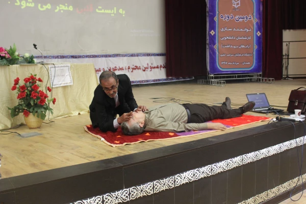 در   کارگاه های آموزشی رابطان بهداشت دانشگاه فرهنگیان مطرح شد:

  آشنایی با مباحث مدیریت بحران، اصول تغذیه سالم، بهداشت مواد غذایی و اصول کمک های اولیه 3