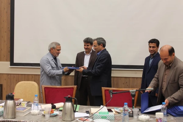 در دومین جلسه کمیته اجرایی بزرگداشت یکصدمین سالگرد تربیت معلم برگزار مطرح شد:

به عنوان جامعه تربیت معلم باید هویت یکصد ساله تربیت معلم را در وجودمان احیا کنیم 2