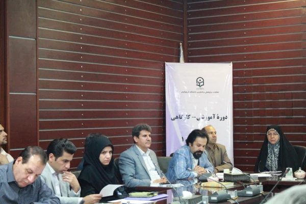 معاون پژوهشی دانشگاه فرهنگیان در افتتاحیه دوره آموزشی تربیت مترجمان:

متون ترجمه را باید سختگیرانه انتخاب و سخاوتمندانه حمایت کرد 3