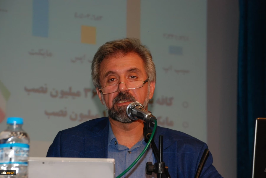 امیر خوراکیان، معاون مرکز ملی فضای مجازی در ششمین دوره بالندگی مشاوران سراسر کشور بیان کرد:

میانگین استفاده از فضای مجازی در دنیا چهار ساعت در روز است اما در ایران این عدد بالای ۷ ساعت است. 3