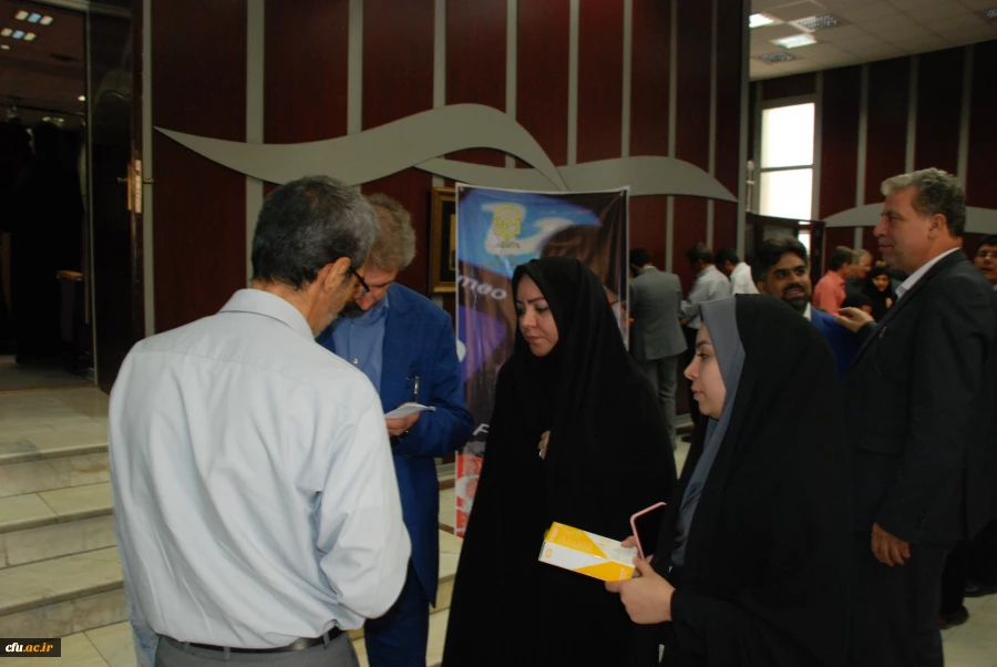 امیر خوراکیان، معاون مرکز ملی فضای مجازی در ششمین دوره بالندگی مشاوران سراسر کشور بیان کرد:

میانگین استفاده از فضای مجازی در دنیا چهار ساعت در روز است اما در ایران این عدد بالای ۷ ساعت است. 4