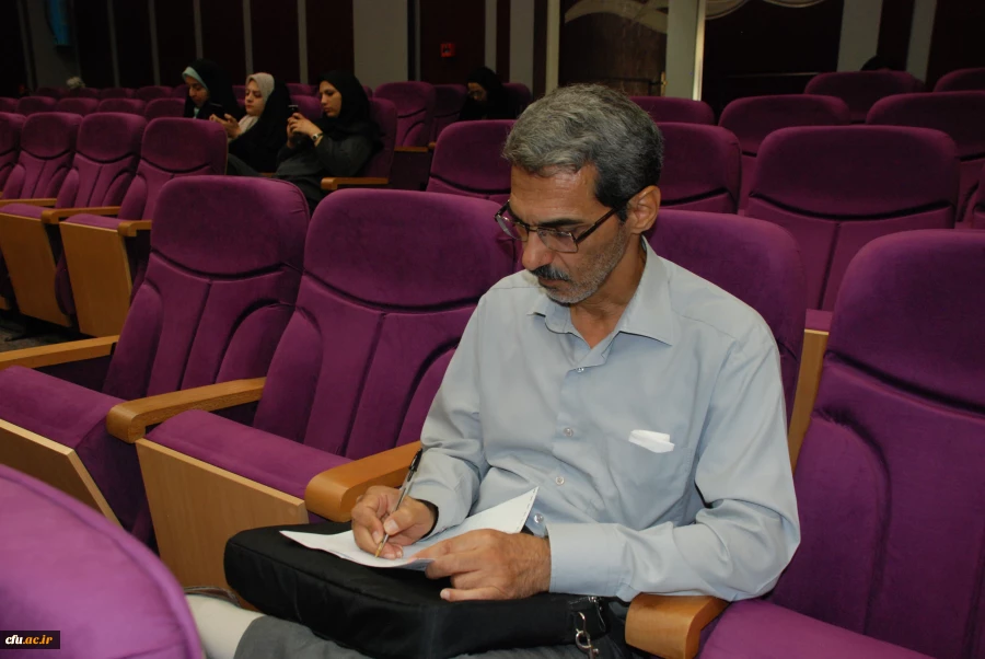 امیر خوراکیان، معاون مرکز ملی فضای مجازی در ششمین دوره بالندگی مشاوران سراسر کشور بیان کرد:

میانگین استفاده از فضای مجازی در دنیا چهار ساعت در روز است اما در ایران این عدد بالای ۷ ساعت است. 5