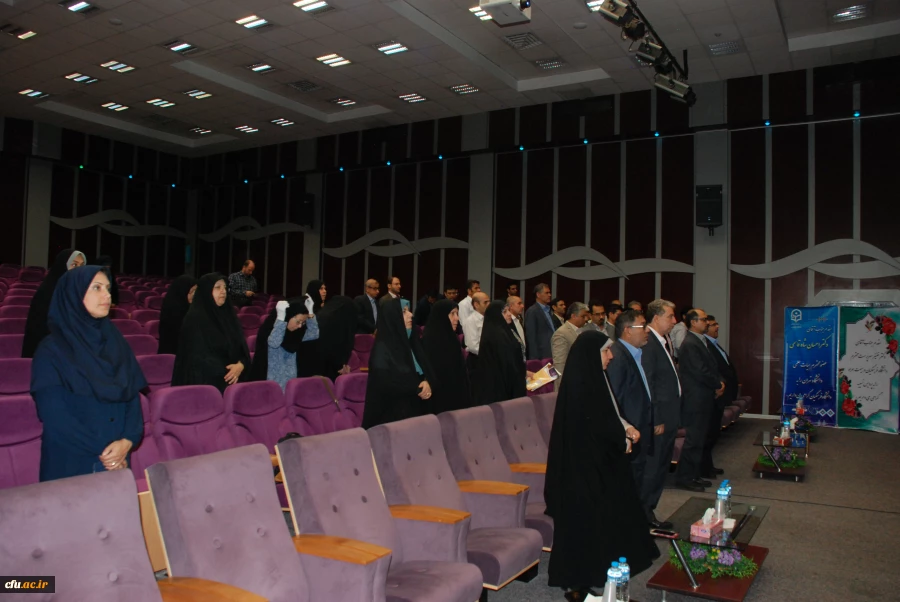 امیر خوراکیان، معاون مرکز ملی فضای مجازی در ششمین دوره بالندگی مشاوران سراسر کشور بیان کرد:

میانگین استفاده از فضای مجازی در دنیا چهار ساعت در روز است اما در ایران این عدد بالای ۷ ساعت است. 7