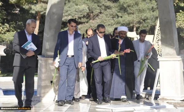 ادای احترام شرکت کنندگان در دوره «چگونگی تألیف کتاب های درسی دانشگاهی» به مقام والای شهدای گمنام دانشگاه فرهنگیان خراسان رضوی 2