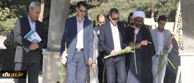 ادای احترام شرکت کنندگان در دوره «چگونگی تألیف کتاب های درسی دانشگاهی» به مقام والای شهدای گمنام دانشگاه فرهنگیان خراسان رضوی