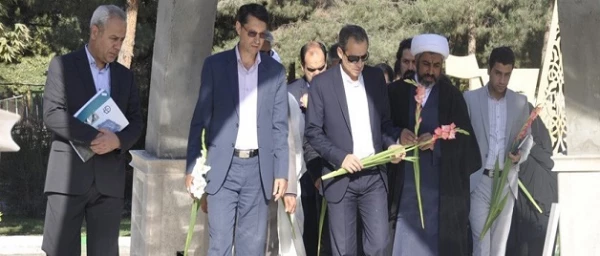 ادای احترام شرکت کنندگان در دوره «چگونگی تألیف کتاب های درسی دانشگاهی» به مقام والای شهدای گمنام دانشگاه فرهنگیان خراسان رضوی 3