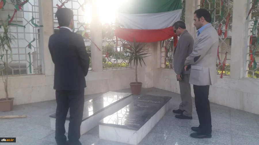 در حاشیه سفر معاون پژوهشی و فناوری دانشگاه به گیلان انجام شد:

ادای احترام به مقام شامخ شهدا، بازدید از روند مصاحبه داوطلبان ورود به دانشگاه، حضور در جمع اعضای هیات علمی 3