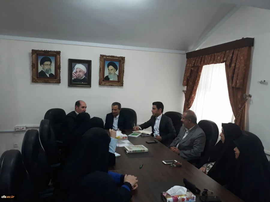 در حاشیه سفر معاون پژوهشی و فناوری دانشگاه به گیلان انجام شد:

ادای احترام به مقام شامخ شهدا، بازدید از روند مصاحبه داوطلبان ورود به دانشگاه، حضور در جمع اعضای هیات علمی 3