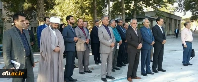 ادای احترام شرکت کنندگان کارگاه بهسازی استادان زبان انگلیسی به مقام شامخ شهدا