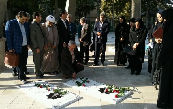 ادای احترام شرکت کنندگان کارگاه بهسازی استادان زبان انگلیسی به مقام شامخ شهدا 3