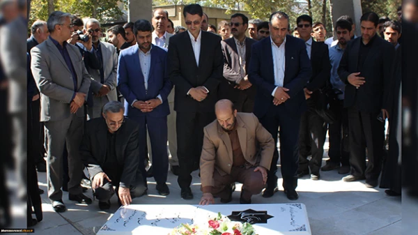 با حضور مسئولان دانشگاه فرهنگیان و شهرداری مشهدبرگزار شد:

مراسم ادای احترام به شهدای گمنام مدفون در پردیس شهید بهشتی  3