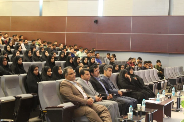 دکتر علی نژاددرجمع دانشجومعلمان جدیدالورود درقزوین:

ازلباس فاخر معلمی که برتن داریدبه بهترین وجهی استفاده کنید 3