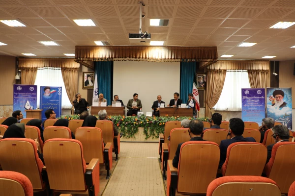 استاد تعلیم و تربیت آیچی ژاپن در نشست تخصصی بین المللی:

لزوم دو زبانه بودن معلمان،  آشنایی با زبان نظریه و زبان عمل  تعلیم و تربیت 2