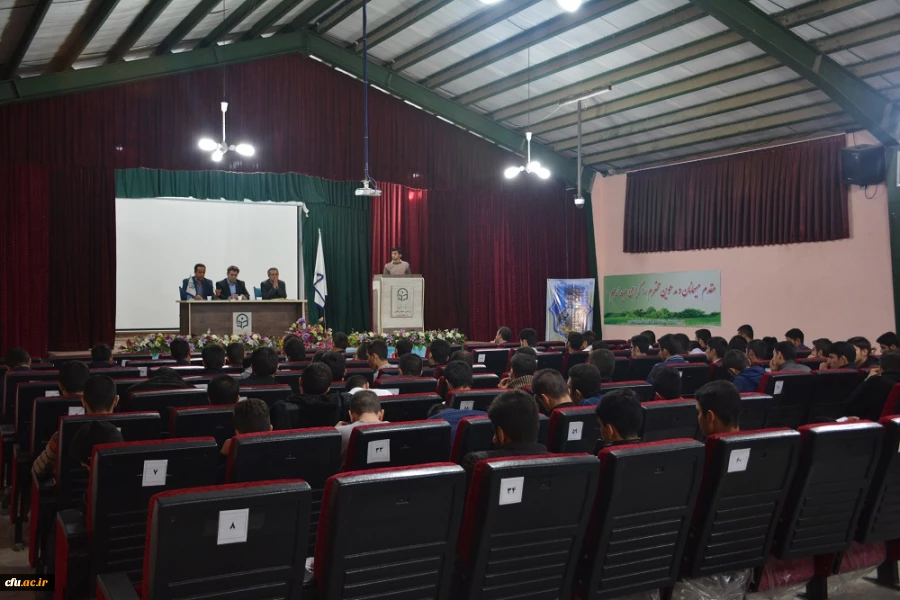 جلسه پرسش و پاسخ سرپرست، معاونین و کارشناسان پردیس شهید رجایی ارومیه با دانشجو معلمان برگزار شد. 4