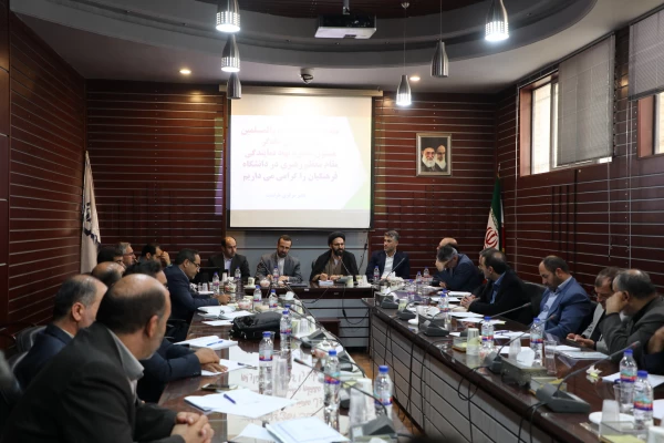 رئیس دانشگاه فرهنگیان:

نیروهای حراست، مایه اعتبار و آبروی ما هستند
 3