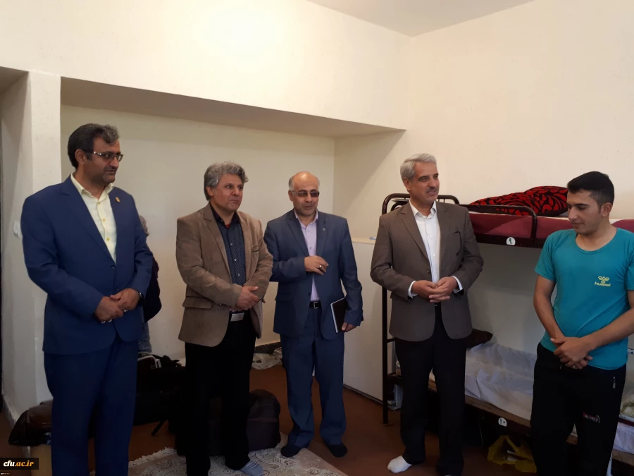 مدیرکل امور دانشجویی دانشگاه فرهنگیان  در بازدید از مرکز آموزشی نجف آباد اصفهان عنوان کرد:

 مرکز  آموزشی آیت یکی از بهترین مراکز از نظر رفاهی و فضای سبز است.