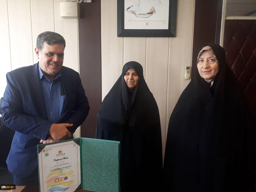 با اهداء لوح سپاس از سوی رئیس انجمن بین المللی ورزش همگانی (TAFISA) و ریاست فدراسیون ورزش همگانی:

از دکتر خنیفر به منظور حمایت از ورزش همگانی قدر دانی شد