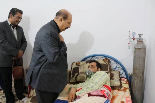 معاون دانشگاه فرهنگیان کشور از معلم فداکار آبپخشی کرد
 6