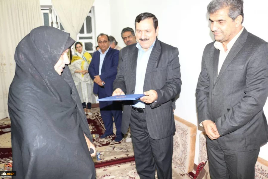 معاون دانشگاه فرهنگیان کشور از معلم فداکار آبپخشی کرد
 7