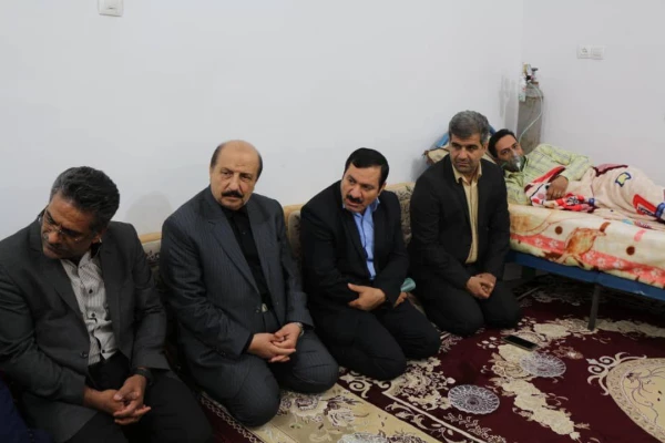 معاون دانشگاه فرهنگیان کشور از معلم فداکار آبپخشی کرد
 10