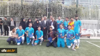 معاون دانشجویی در  تقدیر از دانشجومعلمان و همکاران در مسابقات ورزشی در سطح دانشگاه فرهنگیان استان تهران عنوان کرد: 

 ازبهترین روش های فراگیری مهارت ها، قرار گرفتن در فضای رقابت و ایجاد چالش برای فرداست