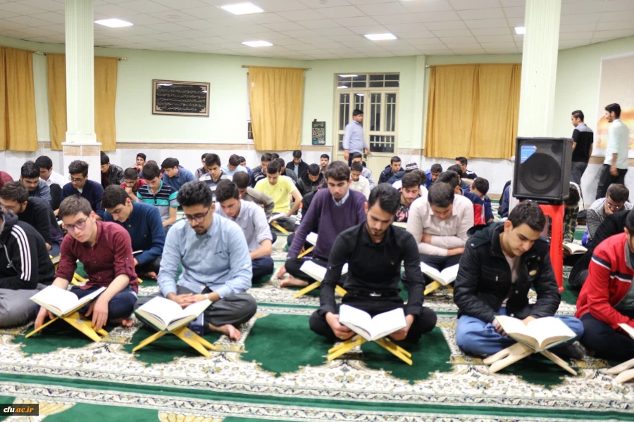 مراسم شبی با قرآن با حضور قاری ممتاز کشوری حجت الاسلام والمسلمین محمدی در نمازخانه پردیس امام محمد باقر(ع) با حضور گسترده دانشجویان برگزار شد. 2