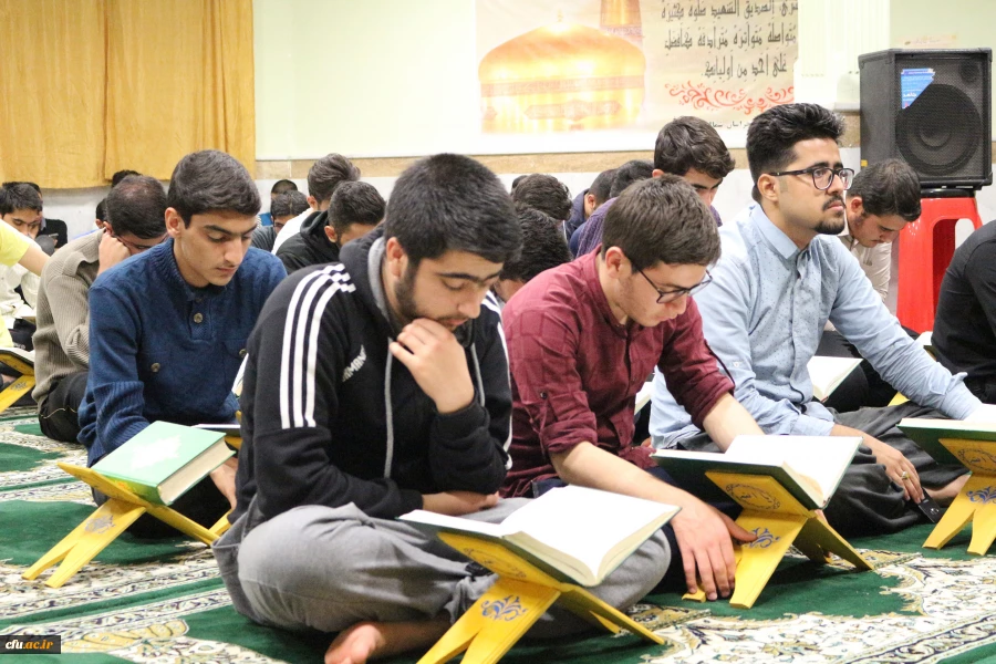 مراسم شبی با قرآن با حضور قاری ممتاز کشوری حجت الاسلام والمسلمین محمدی در نمازخانه پردیس امام محمد باقر(ع) با حضور گسترده دانشجویان برگزار شد. 3