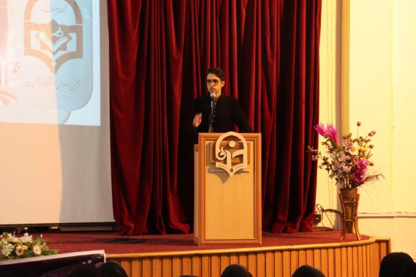 با حضور دکتر کسائیان و دیگر مسئولین استانی برگزار شد:
جشن تجلیل از فعالین نشریه چیستا