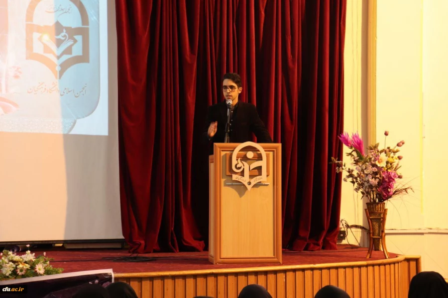 با حضور دکتر کسائیان و دیگر مسئولین استانی برگزار شد:
جشن تجلیل از فعالین نشریه چیستا