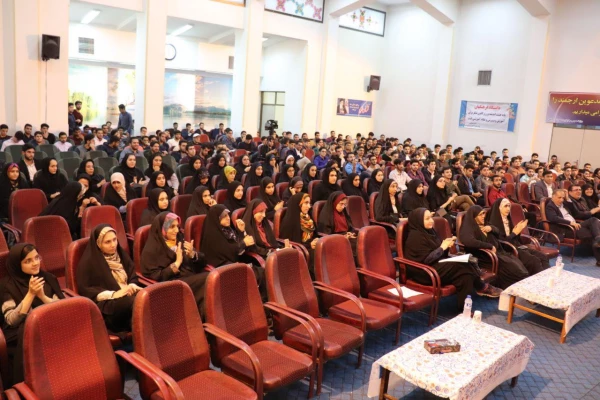 با حضور دکتر کسائیان و دیگر مسئولین استانی برگزار شد:
جشن تجلیل از فعالین نشریه چیستا