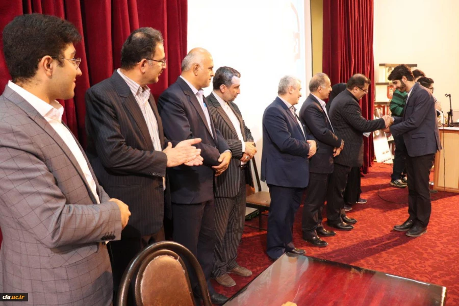 با حضور دکتر کسائیان و دیگر مسئولین استانی برگزار شد:
جشن تجلیل از فعالین نشریه چیستا