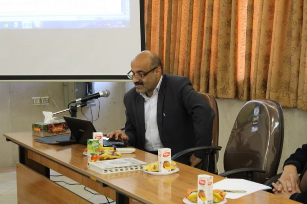 برگزاری نشست علمی- تخصصی بررسی محتوای کتب جدید التالیف پایه های ابتدایی دردانشگاه فرهنگیان استان قزوین 7