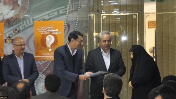 به مناسبت هفته کتاب و کتابخوانی انجام شد:
برگزاری نشست خوانش کتاب «هویت شهری» و تقدیر از کتابداران و همیاران کتاب دانشگاه فرهنگیان استان 2