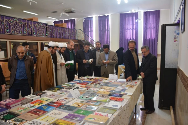 بمناسبت گرامیداشت هفته کتابخوانی نمایشگاه کتاب در پردیس شهید رجایی ارومیه افتتاح شد 5