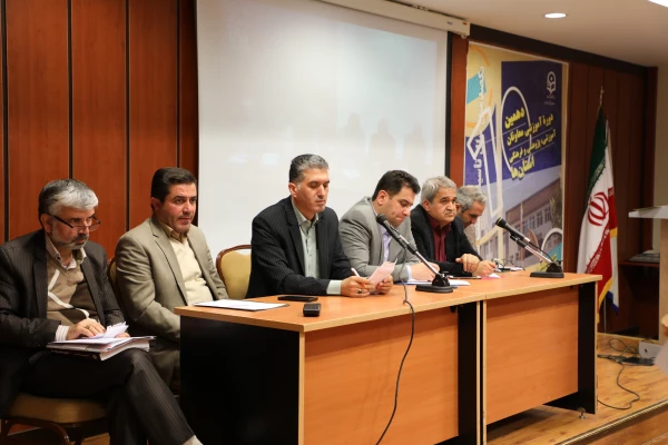 معاون آموزشی و تحصیلات تکمیلی افزود: 

مجازی سازی  ده درصد از دروس و در اختیار قرار دادن آن در راستای  عدالت آموزشی 2