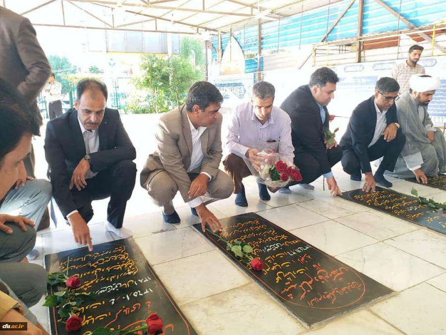 مدیر کل جدید آموزش و پرورش هرمزگان به همراه سرپرست دانشگاه فرهنگیان استان و اعضای شورای معاونان اداره کل آموزش و پرورش هرمزگان با حضور در مزار شهدای گمنام بندرعباس نسبت به مقام شامخ آنان ادای احترام نمودند 3