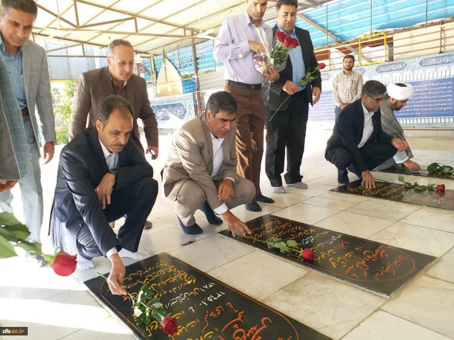 مدیر کل جدید آموزش و پرورش هرمزگان به همراه سرپرست دانشگاه فرهنگیان استان و اعضای شورای معاونان اداره کل آموزش و پرورش هرمزگان با حضور در مزار شهدای گمنام بندرعباس نسبت به مقام شامخ آنان ادای احترام نمودند 4