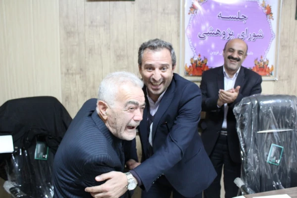 دیداروگفتگوی صمیمی دکتر طاهری نیا معاون پژوهشی دانشگاه فرهنگیان بااستاد آزادفر رئیس تربیت معلم قزوین پیش ازانقلاب 4